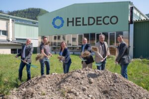 Startschuss für den Ausbau: Robert Holosch vom gleichnamigen Installateursbetrieb, Harald Pichler von Graff, Heldeco-Finanzchefin Sabine Dettenweitz, Geschäftsführer Helmut Dettenweitz, Hölblinger & Zefferer-Geschäftsführer Hans-Peter Zefferer und Hubert Lenger, Bürgermeister von Aflenz (v. l.) (Foto: HELDECO)